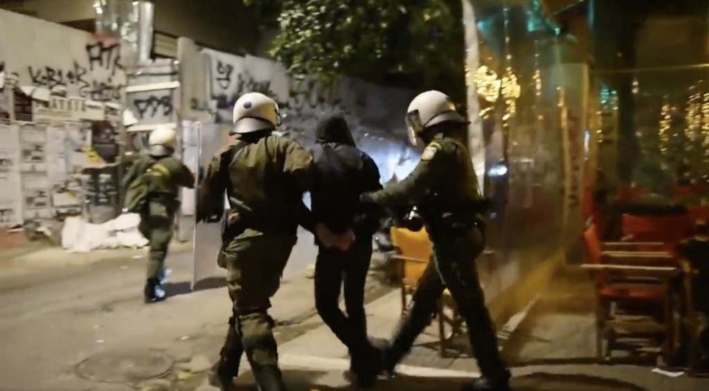 Εξάρχεια: Συνελήφθησαν δύο άτομα για επίθεση σε αστυνομικούς
